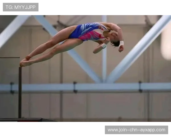 跳水少女运动员入水瞬间收获满分 跳水少女运动员入水瞬间收获满分