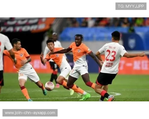 青岛西海岸人事大地震:主帅被调动引发球迷愤怒 青岛西海岸人事大地震:主帅被调动引发球迷愤怒