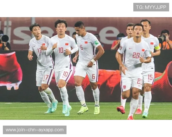 门将与中卫配合演练:短传换位发起反击成为常规战术 门将与中卫配合演练:短传换位发起反击成为常规战术