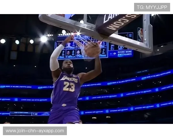 詹姆斯内线单手劈扣，全场瞬间沸腾